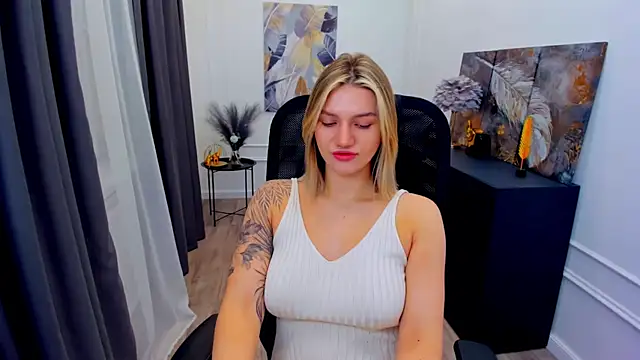 SelenaeMoore online show from May 1, 2026, 3:55 am