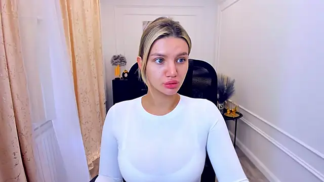 Snapshot of SelenaeMoore chatting on June 5, 2026, 3:44 am SelenaeMoore online show from June 5, 2026, 3:44 am