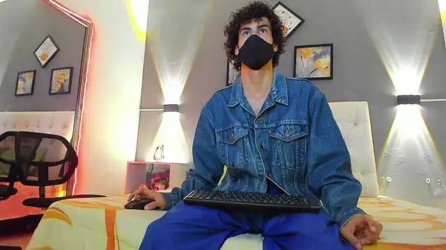 Elias Snow  online show from September 23, 2025, 12:23 pm