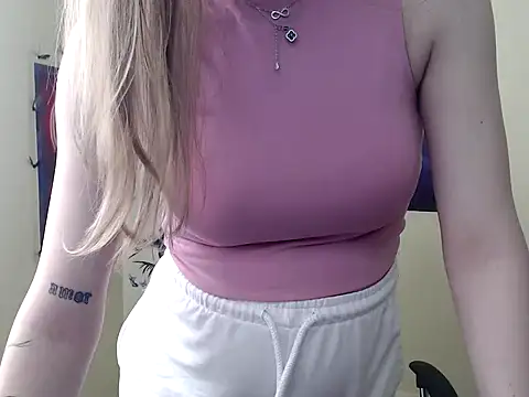 Snapshot of StrangerGi chatting on April 3, 2026, 5:58 am StrangerGi online show from April 3, 2026, 5:58 am