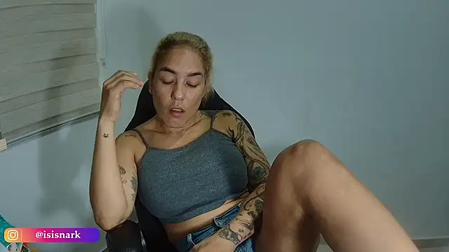 Snapshot of Isis69_ chatting on October 28, 2025, 1:28 am Isis69 online show from October 28, 2025, 1:28 am