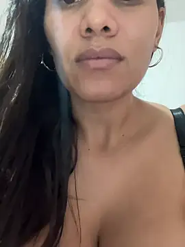 ambarsmith02 online show from April 5, 2026, 9:54 pm