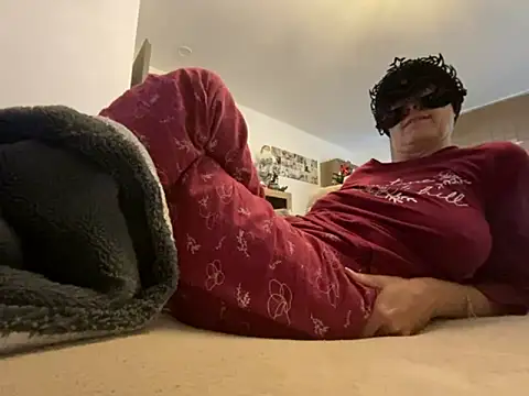 Snapshot of Marilou1983 chatting on November 29, 2025, 8:25 am Marilou1983 online show from November 29, 2025, 8:25 am