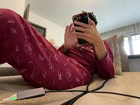 Snapshot of Marilou1983 chatting on October 20, 2025, 11:44 am Marilou1983 online show from October 20, 2025, 11:44 am