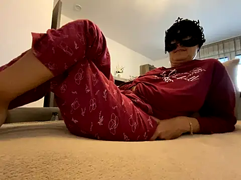 Snapshot of Marilou1983 chatting on November 8, 2025, 8:18 am Marilou1983 online show from November 8, 2025, 8:18 am