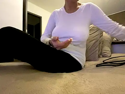 Snapshot of Marilou1983 chatting on December 5, 2025, 5:11 pm Marilou1983 online show from December 5, 2025, 5:11 pm