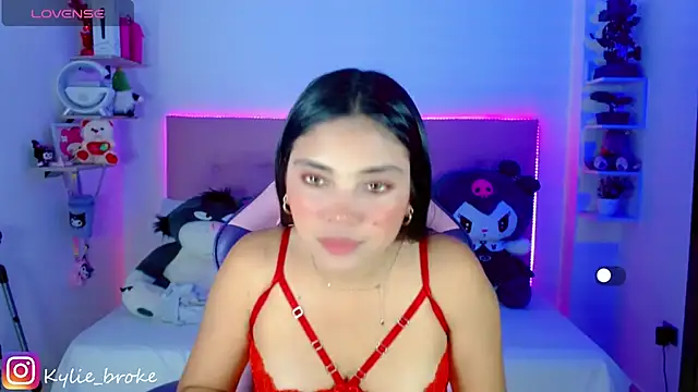 Snapshot of Kylie_brokee chatting on February 14, 2025, 9:10 pm Kylie brokee online show from February 14, 2025, 9:10 pm