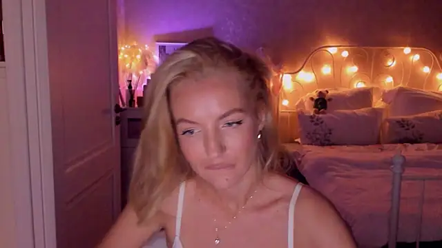 aestetick online show from October 16, 2025, 2:58 pm