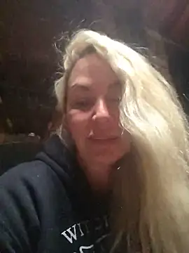 Snapshot of AshleyDiamonds1 chatting on May 15, 2026, 2:42 am AshleyDiamonds1 online show from May 15, 2026, 2:42 am