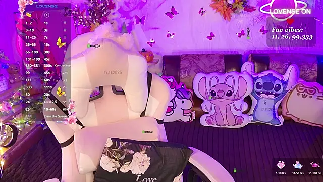 Snapshot of Miss_SweetPeach chatting on November 17, 2025, 7:18 pm Miss SweetPeach online show from November 17, 2025, 7:18 pm