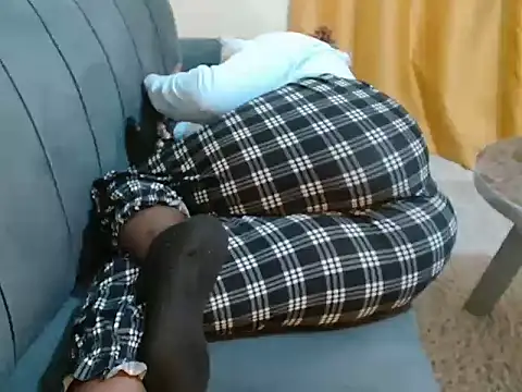 leslysexygirl online show from November 24, 2025, 8:20 pm