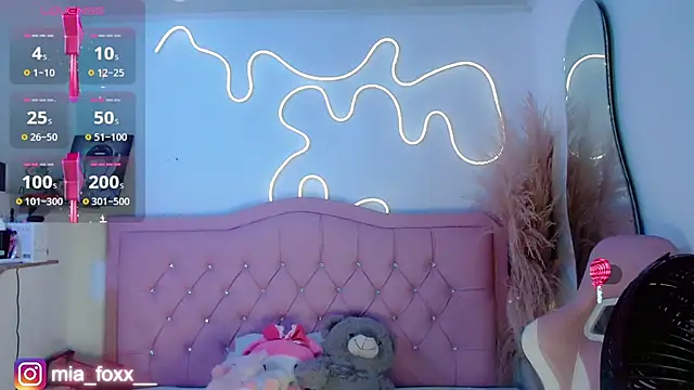 Snapshot of Mia_foxx_ chatting on October 12, 2025, 9:05 pm Mia foxx online show from October 12, 2025, 9:05 pm