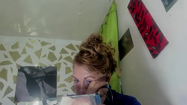 Snapshot of Kazsandraa chatting on November 9, 2025, 10:14 pm Kazsandraa online show from November 9, 2025, 10:14 pm