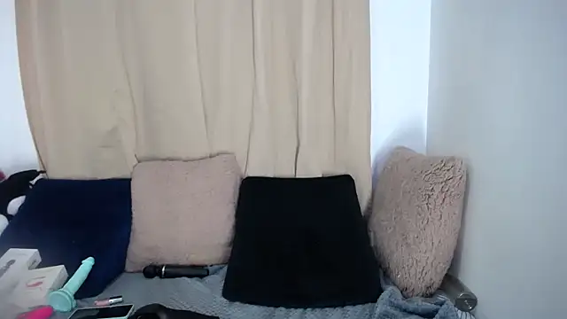 lessliee22  online show from April 13, 2026, 9:13 am