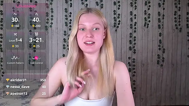 EmiliaDuchess online show from November 22, 2025, 4:28 pm