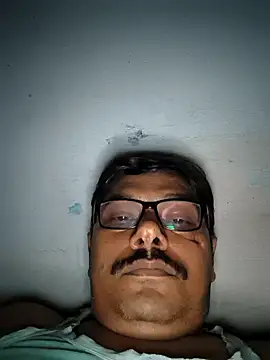 Snapshot of Srmotrs chatting on October 18, 2025, 8:44 pm Srmotrs online show from October 18, 2025, 8:44 pm