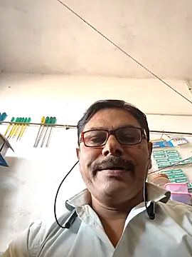 Snapshot of Srmotrs chatting on February 5, 2026, 6:31 am Srmotrs online show from February 5, 2026, 6:31 am