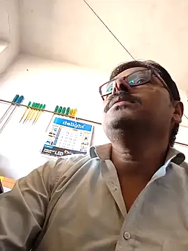 Snapshot of Srmotrs chatting on March 14, 2026, 5:24 am Srmotrs online show from March 14, 2026, 5:24 am