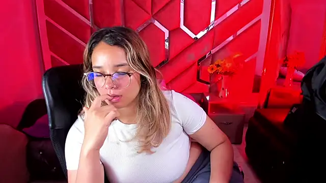 Snapshot of Olivia_Fox69 chatting on September 18, 2025, 3:20 am Olivia Fox69 online show from September 18, 2025, 3:20 am