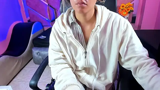 Snapshot of Olivia_Fox69 chatting on March 20, 2025, 3:13 am Olivia Fox69 online show from March 20, 2025, 3:13 am