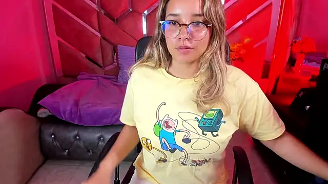 Snapshot of Olivia_Fox69 chatting on September 19, 2025, 2:37 am Olivia Fox69 online show from September 19, 2025, 2:37 am