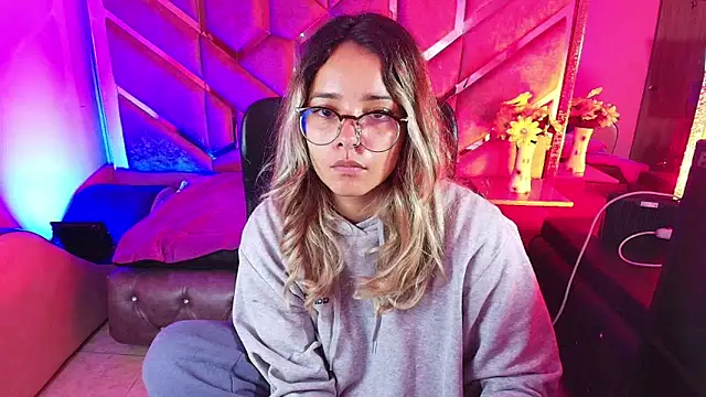 Snapshot of Olivia_Fox69 chatting on November 24, 2025, 4:01 am Olivia Fox69 online show from November 24, 2025, 4:01 am