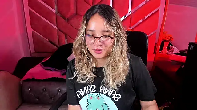 Snapshot of Olivia_Fox69 chatting on October 3, 2025, 3:52 am Olivia Fox69 online show from October 3, 2025, 3:52 am