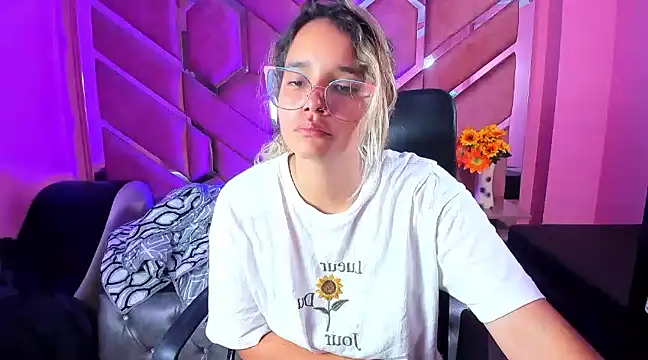 Snapshot of Olivia_Fox69 chatting on March 14, 2025, 6:42 am Olivia Fox69 online show from March 14, 2025, 6:42 am