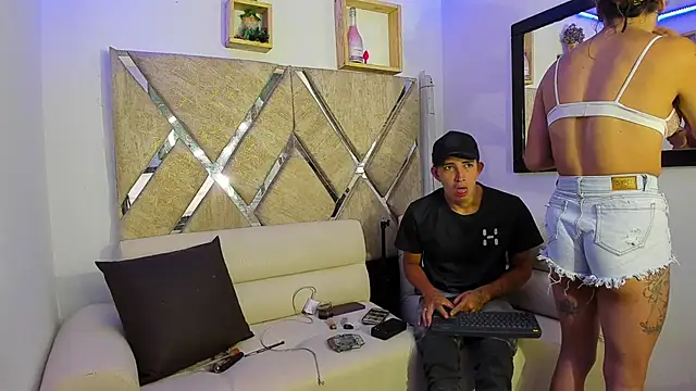 parejacaliente20154 online show from April 23, 2026, 11:05 am