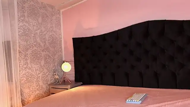Snapshot of Julieta_Cortes__ chatting on August 7, 2026, 12:33 pm Julieta Cortes online show from August 7, 2026, 12:33 pm