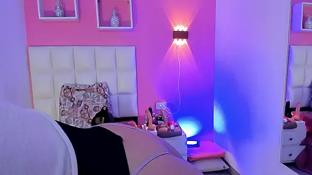 Snapshot of Alanna_hot3 chatting on October 10, 2025, 7:36 pm Alanna hot3 online show from October 10, 2025, 7:36 pm