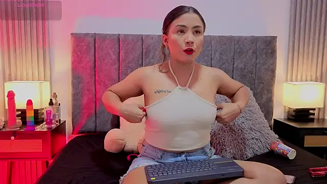 Snapshot of Ema_Stone65 chatting on October 27, 2025, 8:21 pm Ema Stone65 online show from October 27, 2025, 8:21 pm