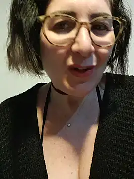 Snapshot of Viola8p chatting on November 14, 2025, 3:05 pm Viola8p online show from November 14, 2025, 3:05 pm