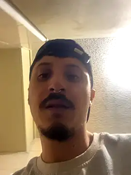 Snapshot of xBarnewWalk2 chatting on December 5, 2025, 3:32 pm xBarnewWalk2 online show from December 5, 2025, 3:32 pm