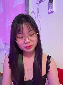 Snapshot of Maeve2k5 chatting on October 28, 2025, 12:37 pm Maeve2k5 online show from October 28, 2025, 12:37 pm