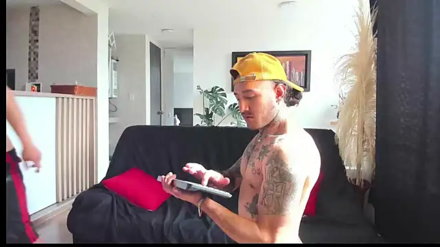 MARCELOANDLUCIAN online show from February 25, 2025, 9:26 pm