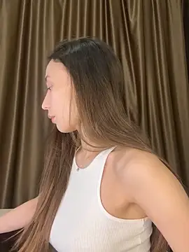 Polli Kiss online show from November 6, 2025, 8:24 pm