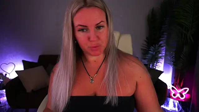 KiraCandyS online show from June 24, 2026, 8:06 pm