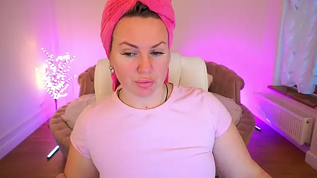 Snapshot of KiraCandyS chatting on February 15, 2026, 2:27 pm KiraCandyS online show from February 15, 2026, 2:27 pm