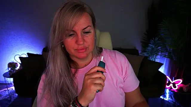 KiraCandyS online show from June 26, 2026, 7:42 pm