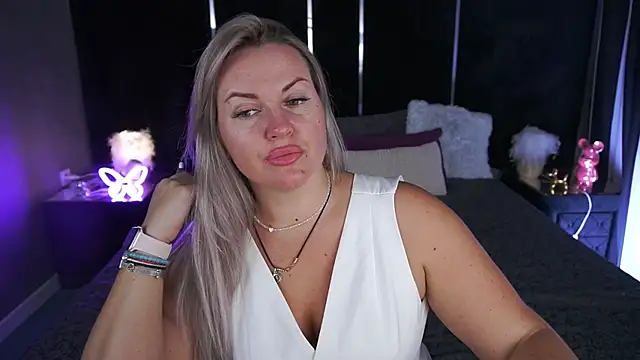 KiraCandyS online show from July 28, 2026, 8:01 pm