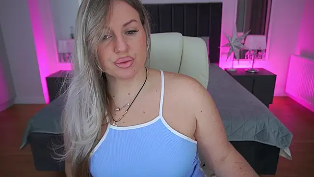 Snapshot of KiraCandyS chatting on February 10, 2026, 10:09 pm KiraCandyS online show from February 10, 2026, 10:09 pm