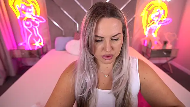 KiraCandyS online show from October 15, 2025, 1:19 pm