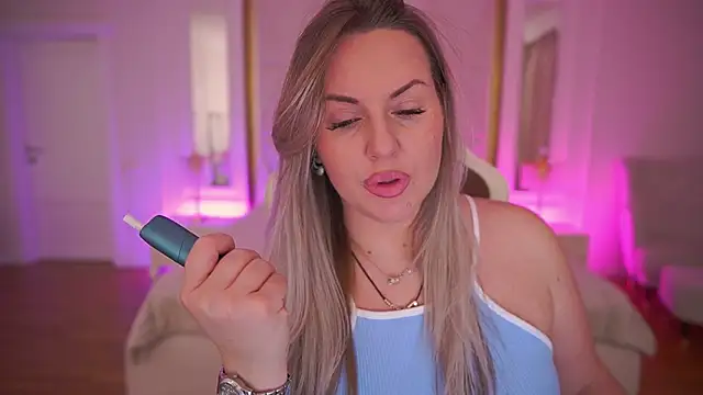 Snapshot of KiraCandyS chatting on February 11, 2026, 8:41 pm KiraCandyS online show from February 11, 2026, 8:41 pm