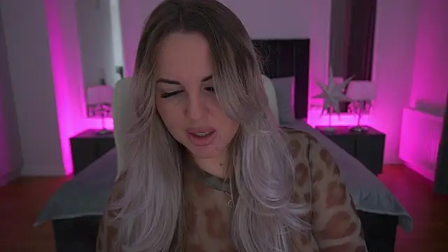 Snapshot of KiraCandyS chatting on February 19, 2026, 10:07 pm KiraCandyS online show from February 19, 2026, 10:07 pm