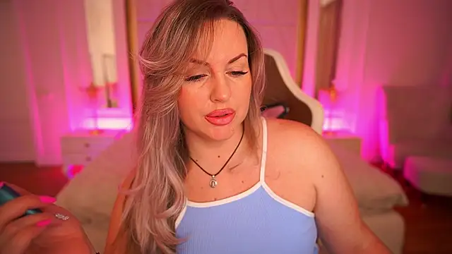 Snapshot of KiraCandyS chatting on February 8, 2026, 10:18 pm KiraCandyS online show from February 8, 2026, 10:18 pm