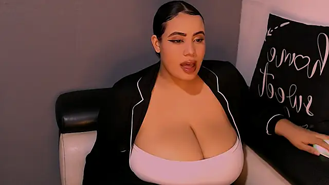 Emmacamille online show from November 27, 2025, 11:27 pm