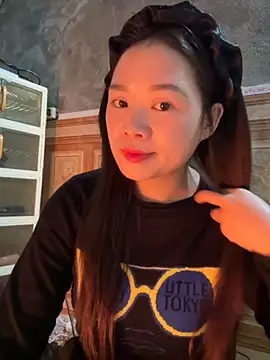 Snapshot of Hellen_111 chatting on November 6, 2025, 2:15 am Hellen 111 online show from November 6, 2025, 2:15 am