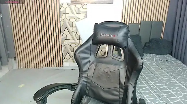 Lucyloore online show from February 19, 2025, 8:52 pm