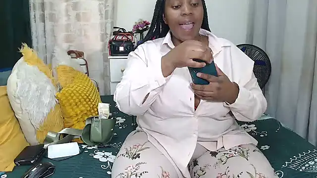 Snapshot of GaggingQueenxx chatting on June 19, 2026, 2:01 pm GaggingQueenxx online show from June 19, 2026, 2:01 pm